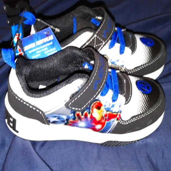Super Hero Marvel Avengers Light Up Shoes Size 8 NWT - Picture 3 of 8